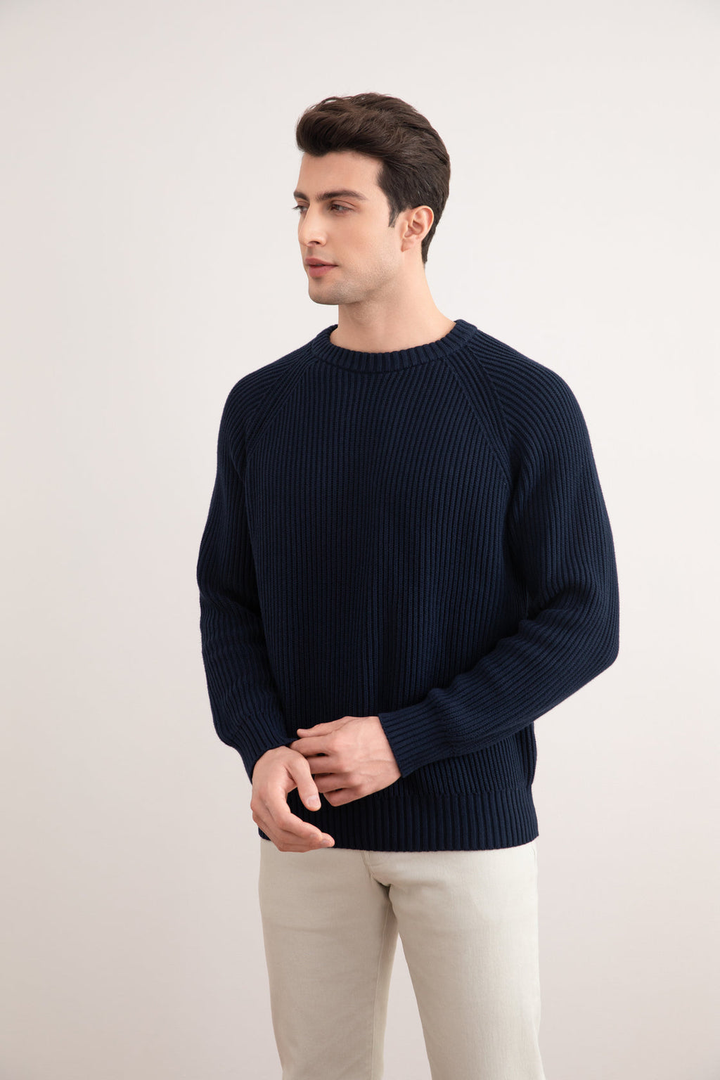 Marineblauer Rundhalsausschnitt mit englischem Rippstrick