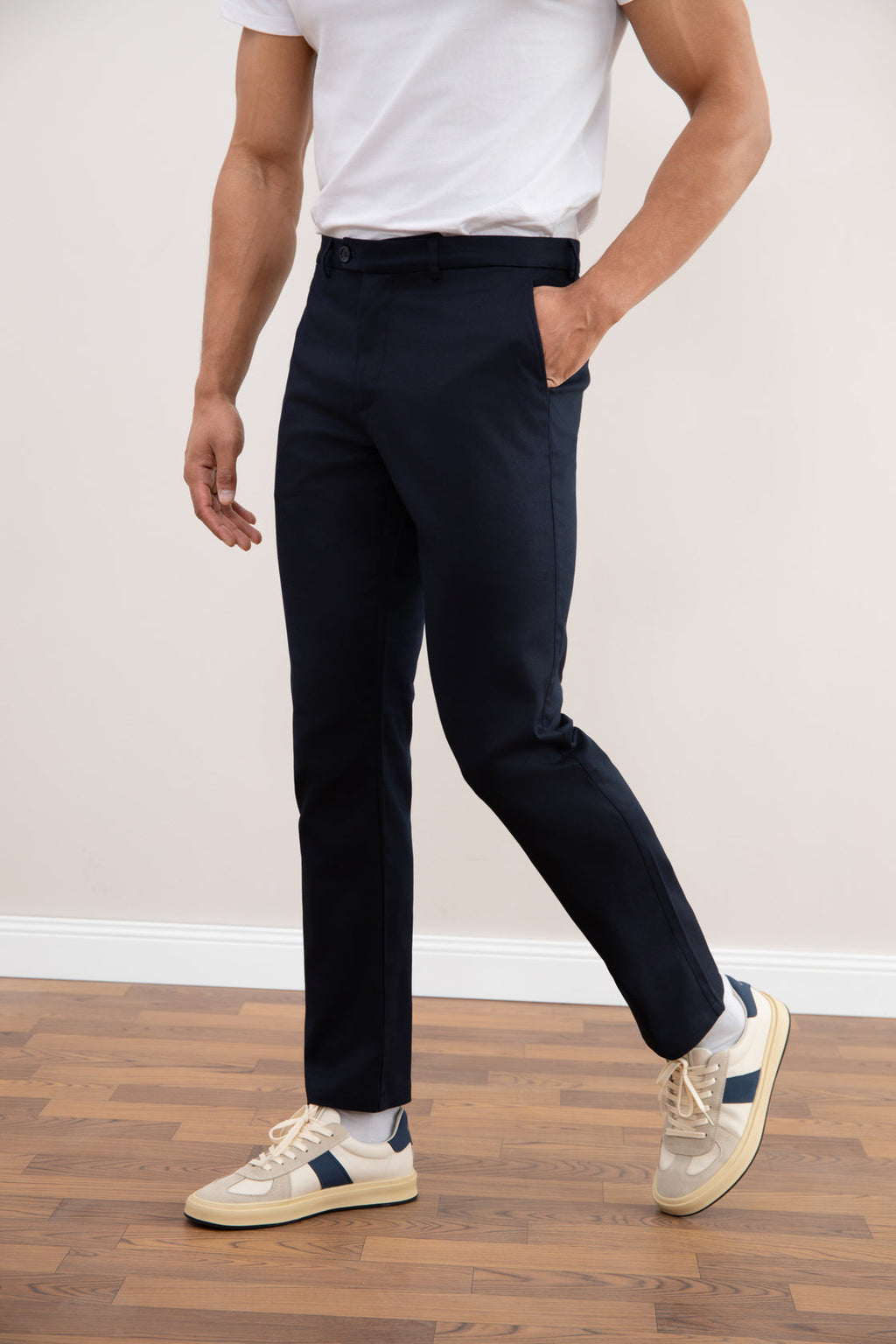 Marineblaue Stretch-Chino mit geradem Schnitt
