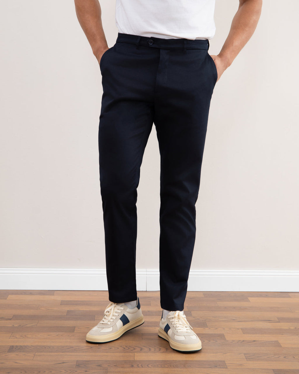 Marineblaue Stretch-Chino mit geradem Schnitt