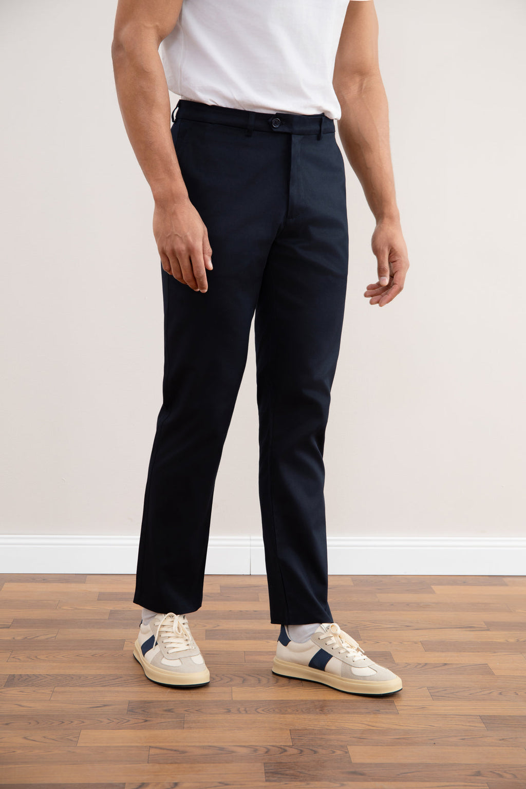 Marineblaue Stretch-Chino mit geradem Schnitt