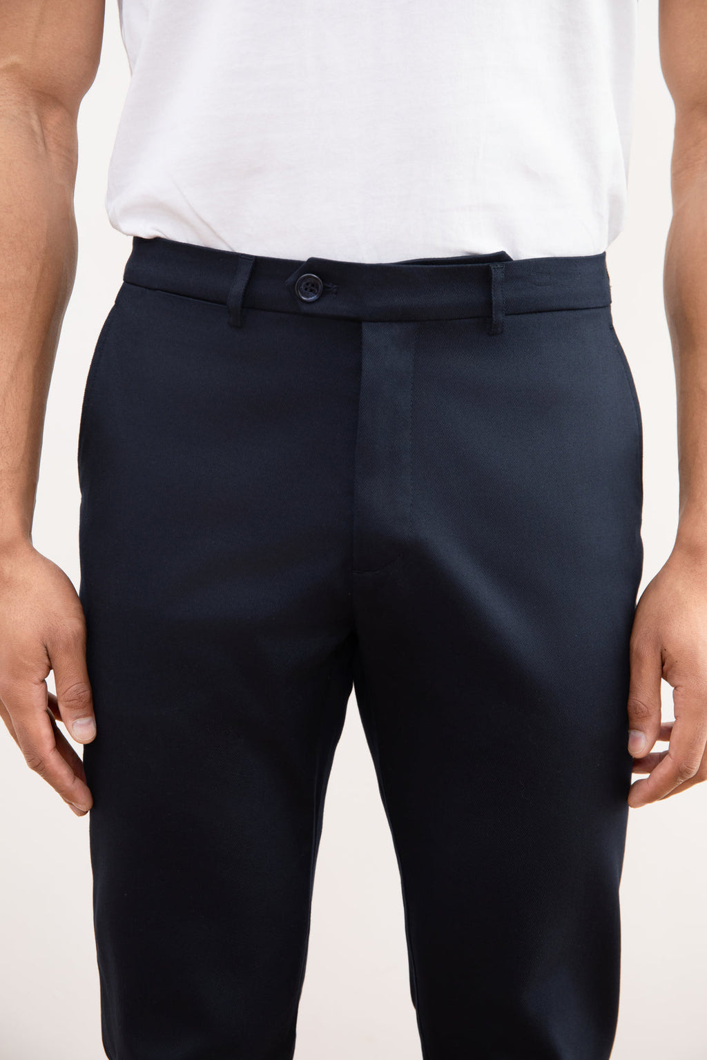 Marineblaue Stretch-Chino mit geradem Schnitt