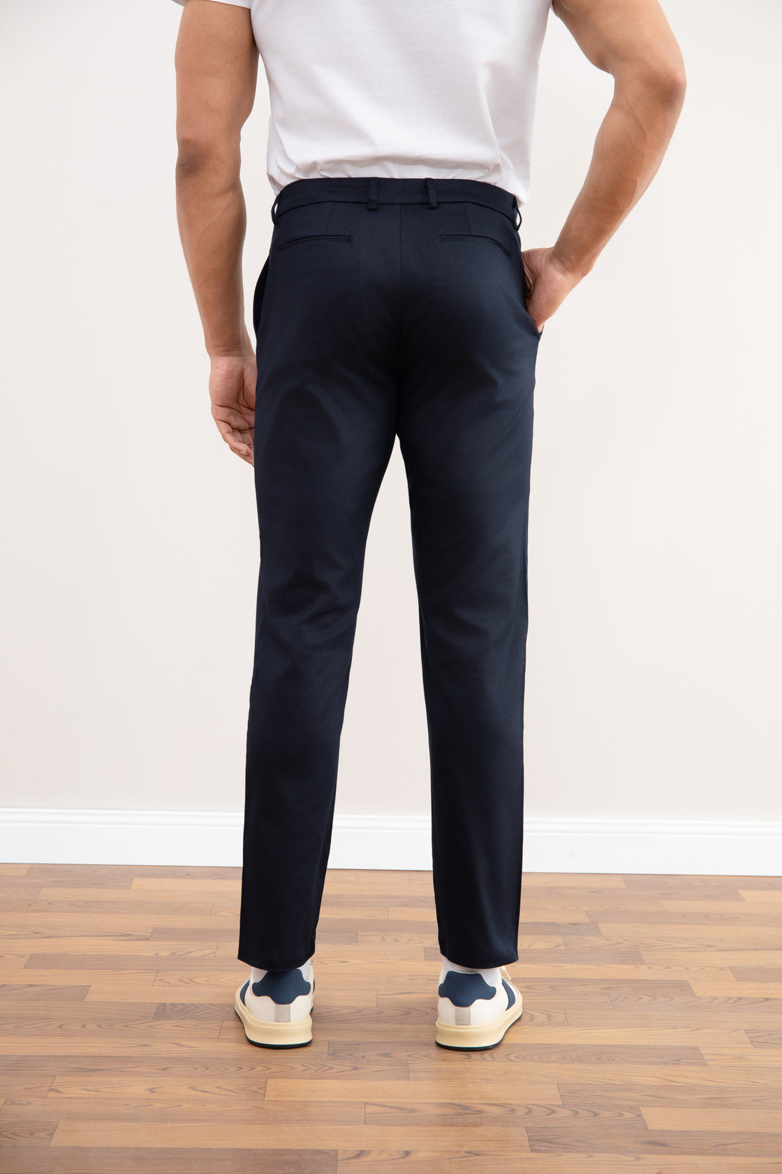 Marineblaue Stretch-Chino mit geradem Schnitt