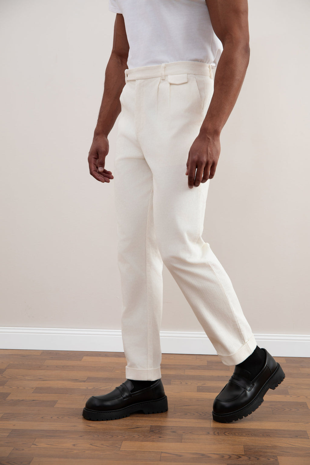 Hellbeige Cordhose mit geradem Schnitt